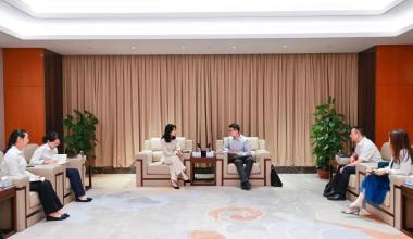 פנג האו, מזכיר המפלגה ונשיא סניף ג'ג'יאנג של בנק הייצוא-יבוא של סין, ביקר בטונגקון לצורך מחקר.